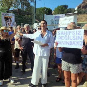 hayvanseverlerden barinak onunde eylem EssNQIA5