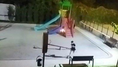 bursada iki cocuk oyun parkini atese verdi AGcrC5ms