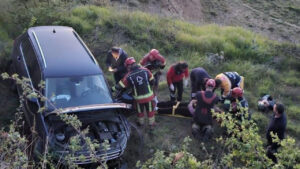 erdek-bandirma-yolunda-korku-dolu-anlar-sarampole-yuvarlanan-aractan-sag-ciktilar-wGBWJhja