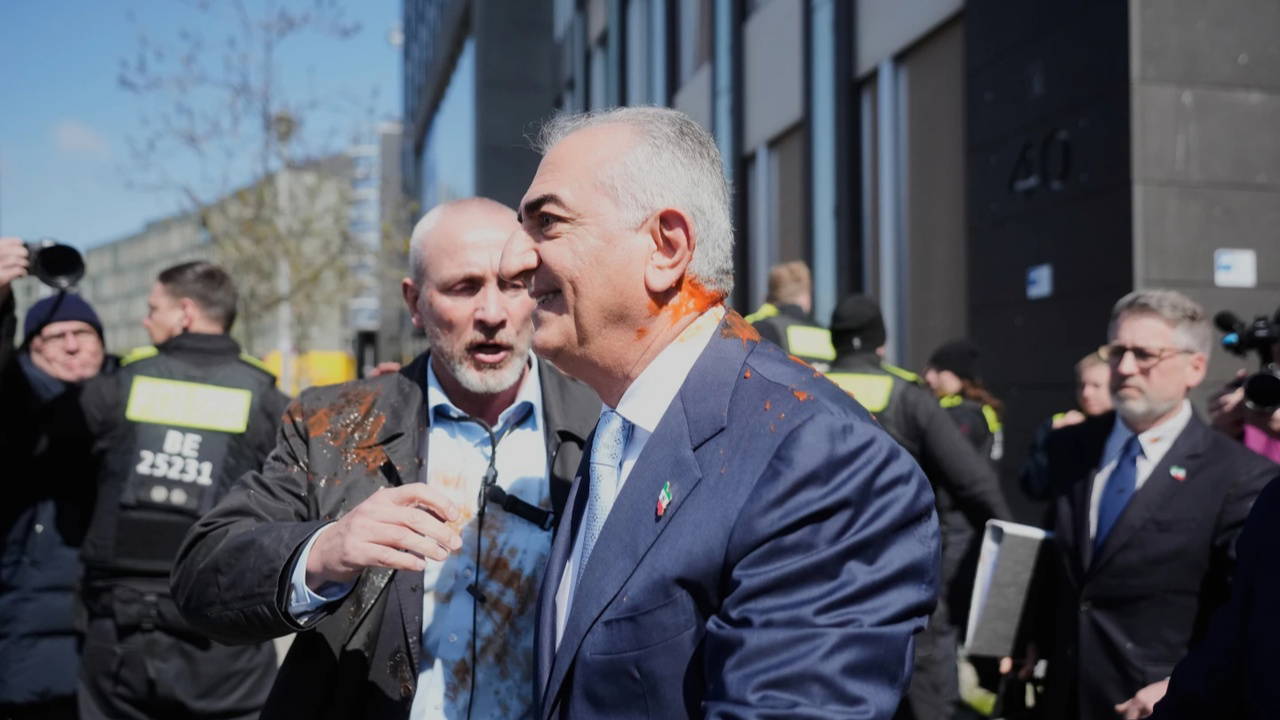 Rıza Pehlevi’ye Berlin’de Boyalı Saldırı: Olay Anbean Kaydedildi