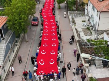 Avanos’ta 19 Mayıs Heyecanı: 135 Metrelik Dev Türk Bayrağıyla Kortej Düzenlendi
