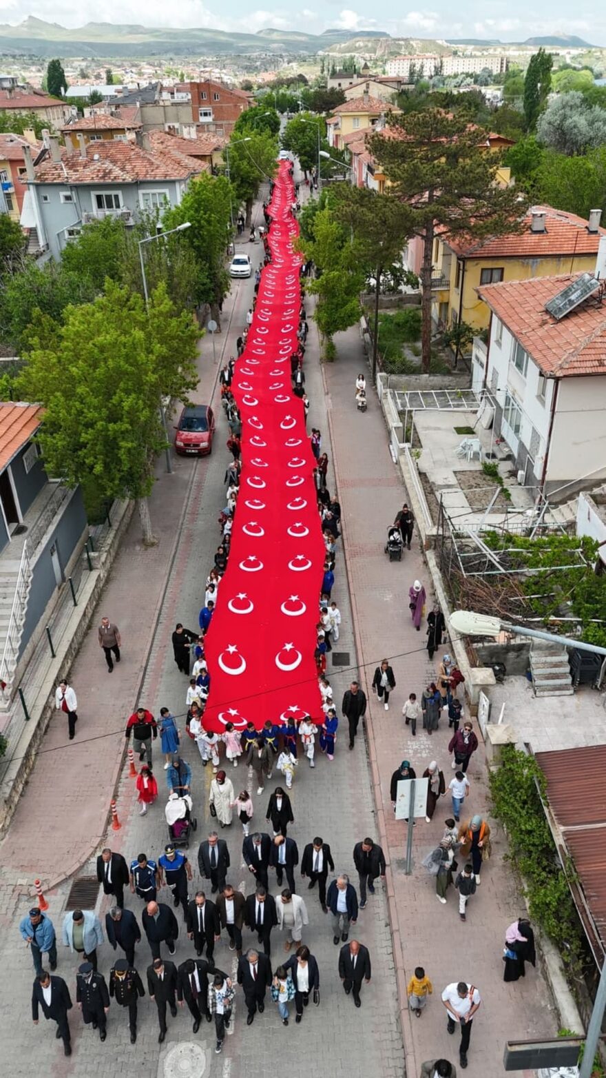 Avanos’ta 19 Mayıs Heyecanı: 135 Metrelik Dev Türk Bayrağıyla Kortej Düzenlendi