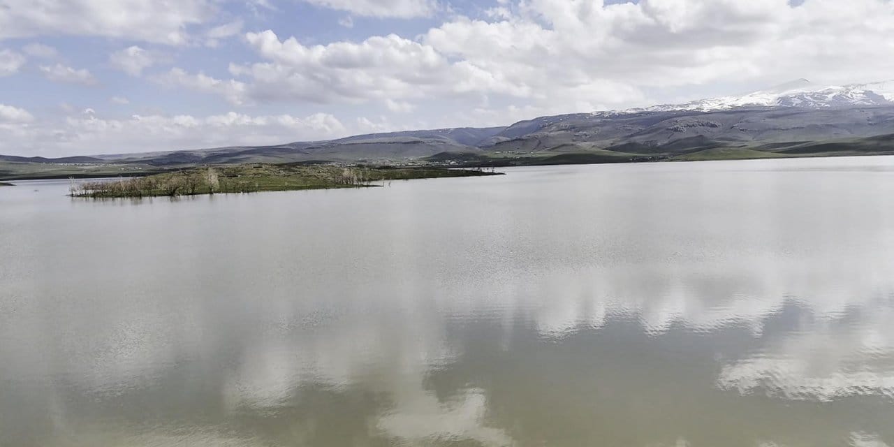 Patnos Barajı’nda Su Seviyesi Zirveye Ulaştı, Kapaklar Açıldı