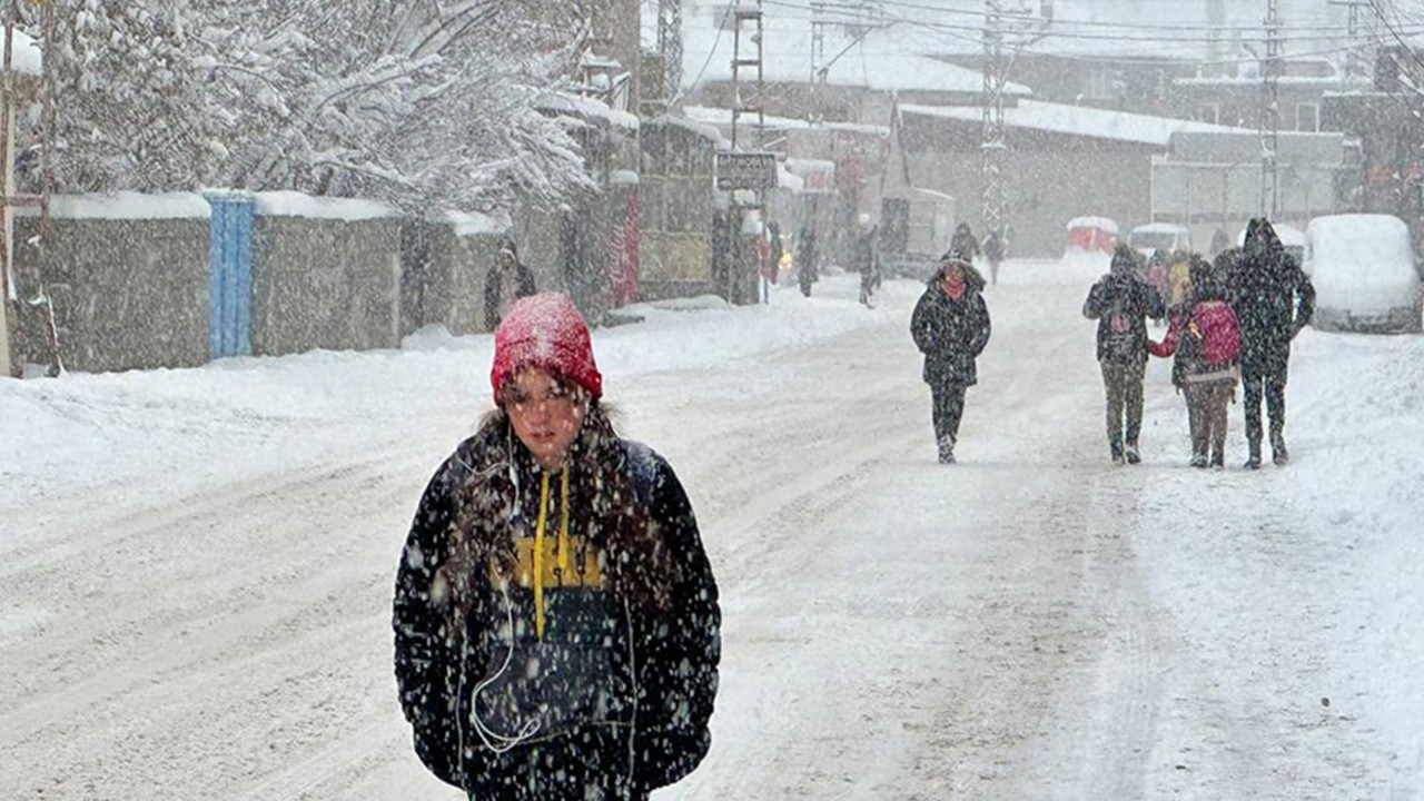 Mayıs Ayında Yağan Kar, 30 Yerleşim Yerinin Yolunu Kapatmayı Başardı