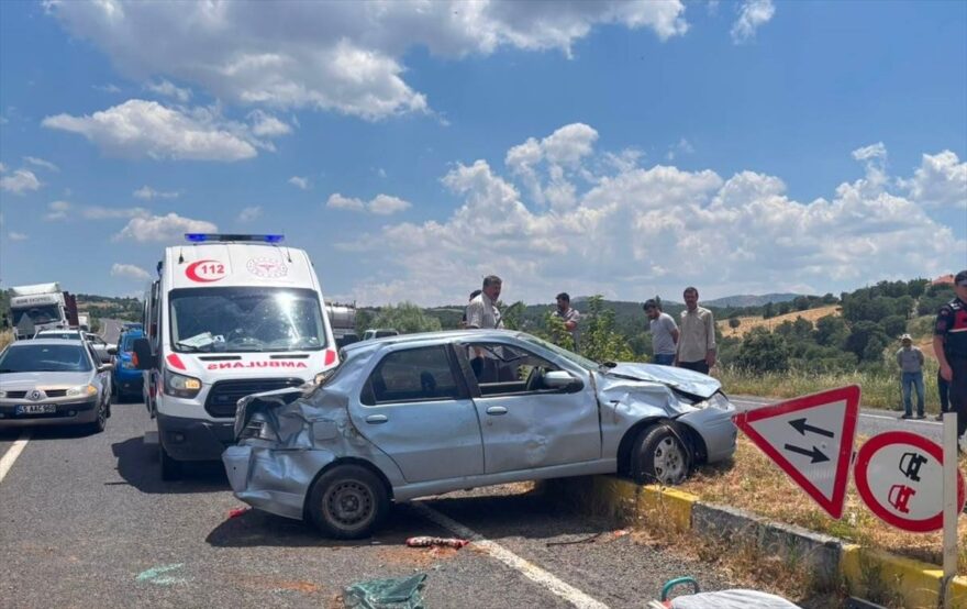 Eşme’de Kaza: Baba ve Kızı Yaralandı