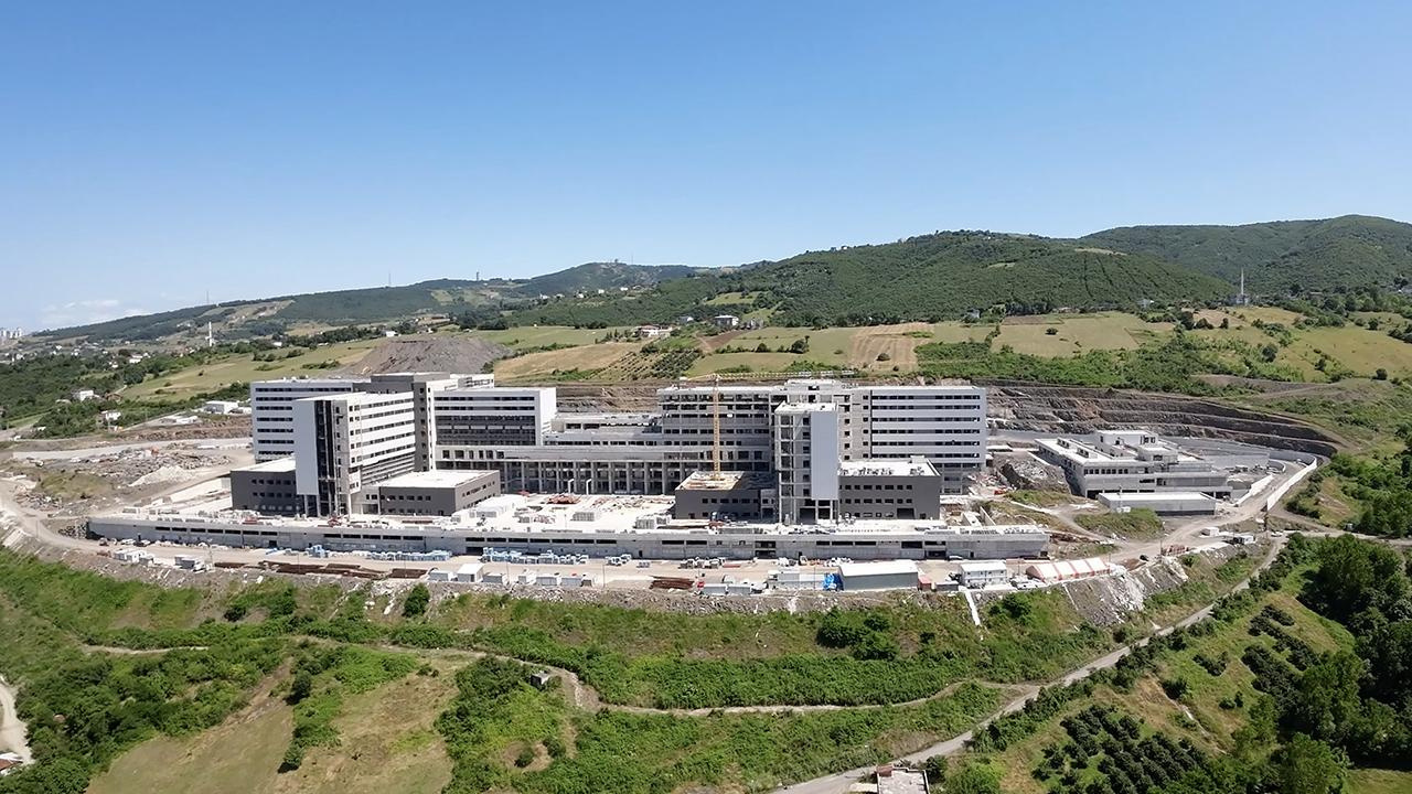 Şehir hastanesinde skandal: Tavanlar akıyor, zemin çatlıyor!