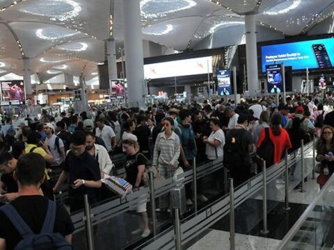 Okullar kapandı! İstanbul Havalimanı’nda tatil yoğunluğu başladı 