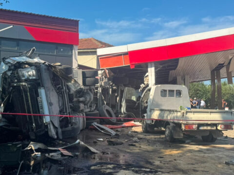 Bursada facia tir akaryakit istasyonuna girdi qARvJNfs